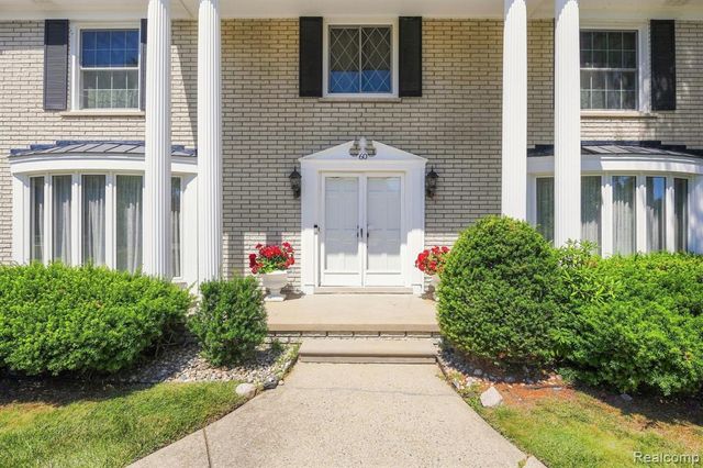 60 Stillmeadow Lane, Grosse Pointe Shores, MI 48236