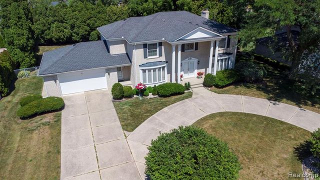 60 Stillmeadow Lane, Grosse Pointe Shores, MI 48236