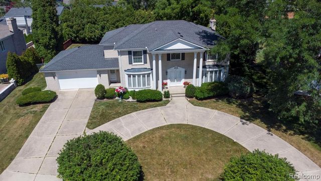 60 Stillmeadow Lane, Grosse Pointe Shores, MI 48236
