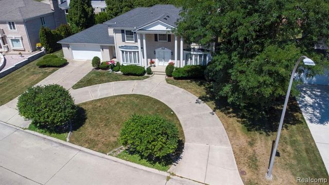 60 Stillmeadow Lane, Grosse Pointe Shores, MI 48236