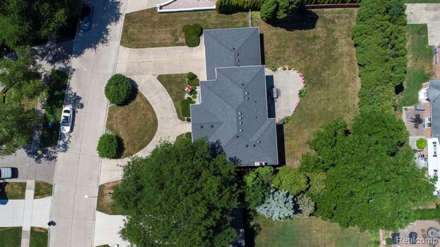 60 Stillmeadow Lane, Grosse Pointe Shores, MI 48236