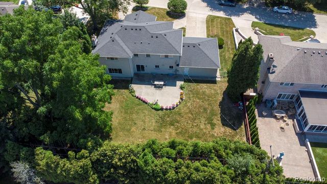 60 Stillmeadow Lane, Grosse Pointe Shores, MI 48236