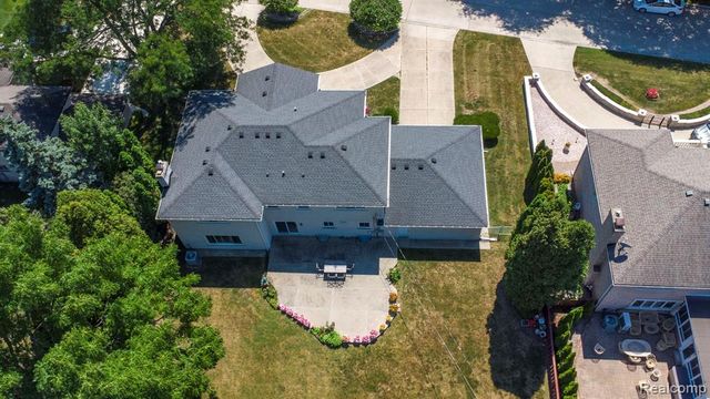 60 Stillmeadow Lane, Grosse Pointe Shores, MI 48236