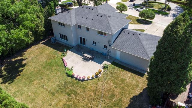 60 Stillmeadow Lane, Grosse Pointe Shores, MI 48236