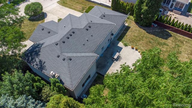 60 Stillmeadow Lane, Grosse Pointe Shores, MI 48236