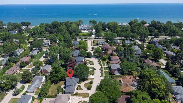 60 Stillmeadow Lane, Grosse Pointe Shores, MI 48236