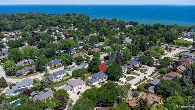 60 Stillmeadow Lane, Grosse Pointe Shores, MI 48236
