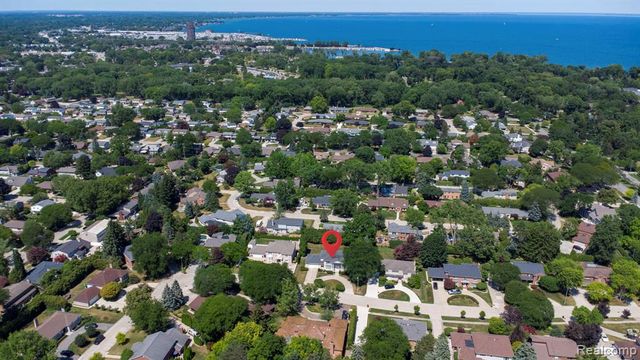 60 Stillmeadow Lane, Grosse Pointe Shores, MI 48236
