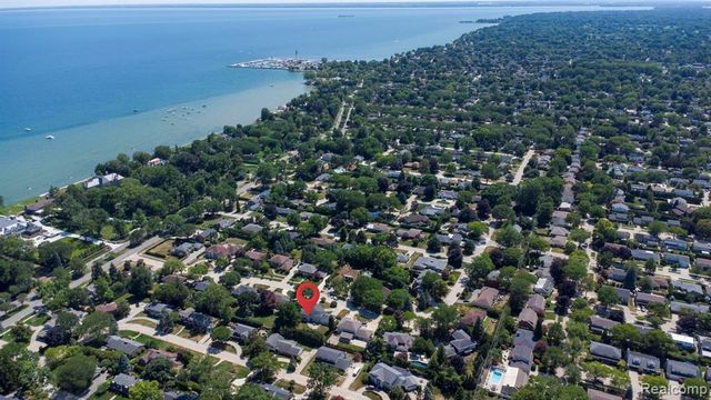 60 Stillmeadow Lane, Grosse Pointe Shores, MI 48236