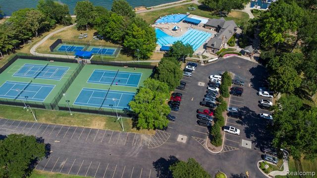 60 Stillmeadow Lane, Grosse Pointe Shores, MI 48236