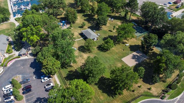 60 Stillmeadow Lane, Grosse Pointe Shores, MI 48236