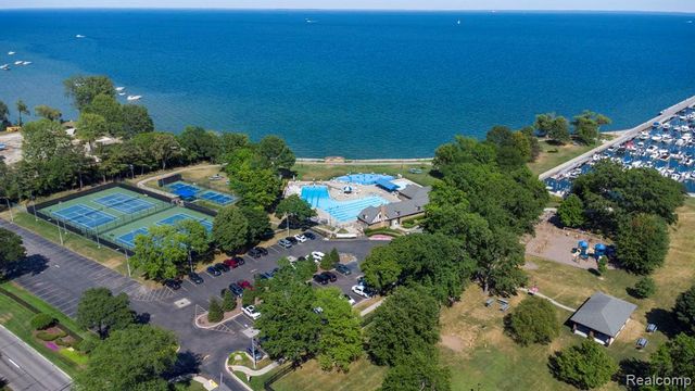 60 Stillmeadow Lane, Grosse Pointe Shores, MI 48236
