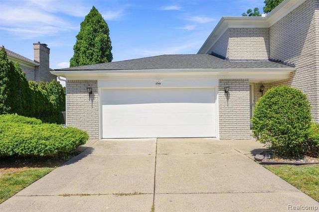 60 Stillmeadow Lane, Grosse Pointe Shores, MI 48236
