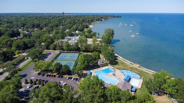 60 Stillmeadow Lane, Grosse Pointe Shores, MI 48236