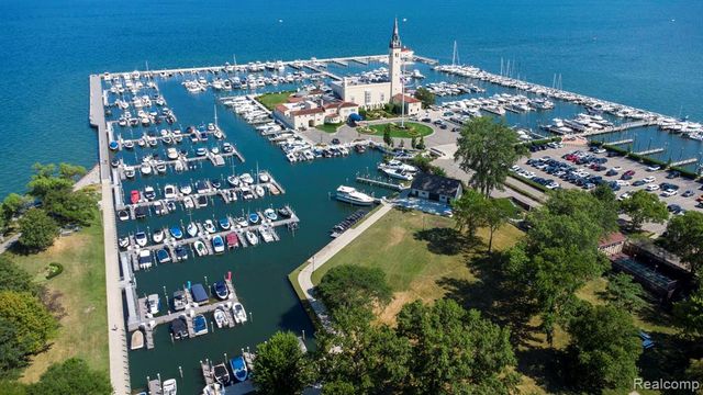 60 Stillmeadow Lane, Grosse Pointe Shores, MI 48236