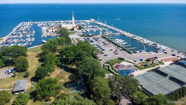 60 Stillmeadow Lane, Grosse Pointe Shores, MI 48236