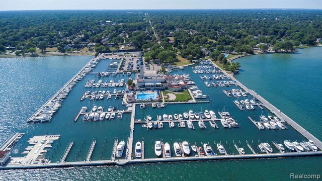 60 Stillmeadow Lane, Grosse Pointe Shores, MI 48236