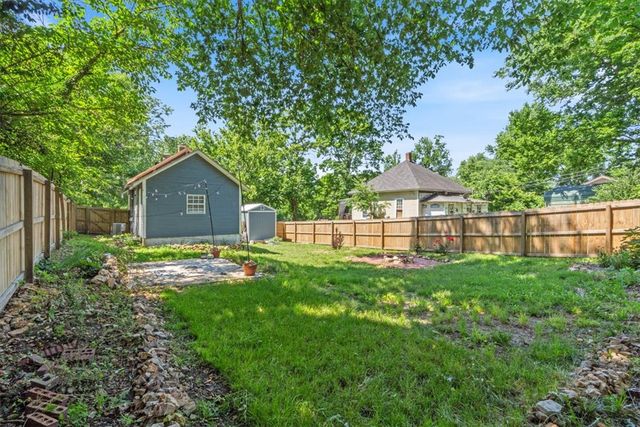 209 W Tahlequah Street, Siloam Springs, AR 72761