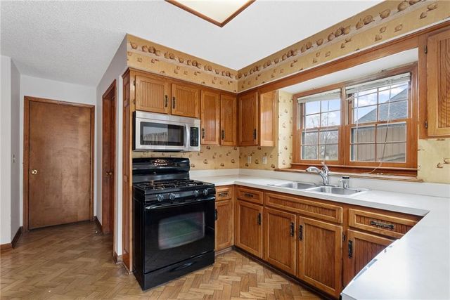 9529 W 116th Terrace, Overland Park, KS 66210