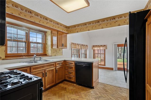 9529 W 116th Terrace, Overland Park, KS 66210