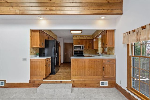 9529 W 116th Terrace, Overland Park, KS 66210