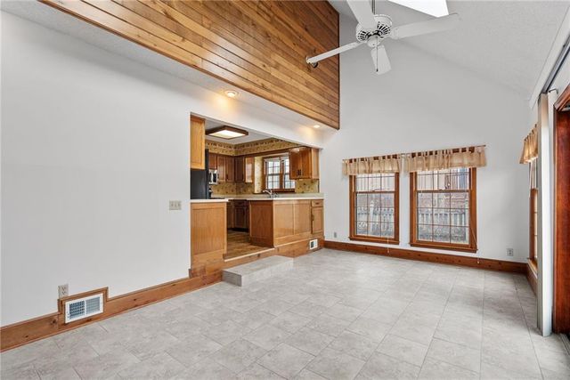 9529 W 116th Terrace, Overland Park, KS 66210