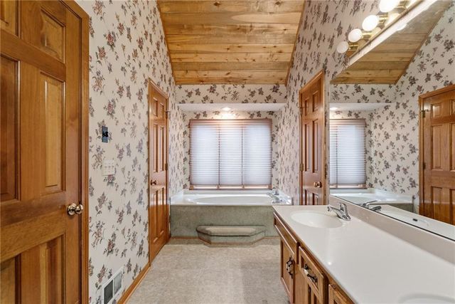 9529 W 116th Terrace, Overland Park, KS 66210