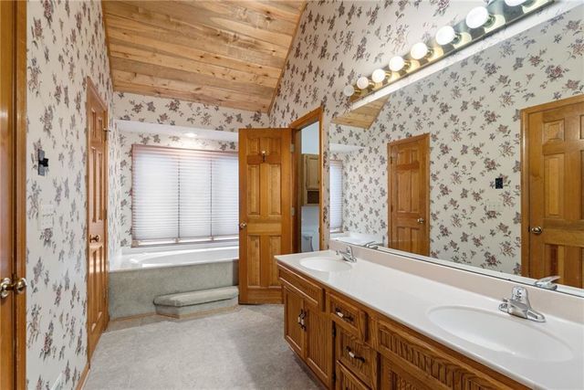 9529 W 116th Terrace, Overland Park, KS 66210