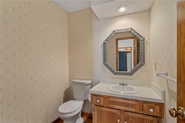 9529 W 116th Terrace, Overland Park, KS 66210