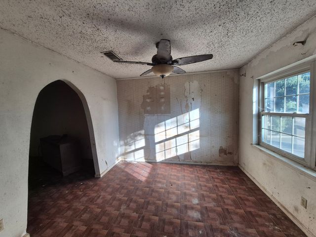 1302 N Bailey Street, Mexia, TX 76667