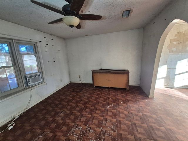 1302 N Bailey Street, Mexia, TX 76667