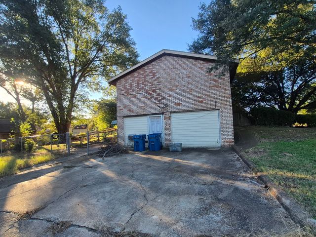 1302 N Bailey Street, Mexia, TX 76667