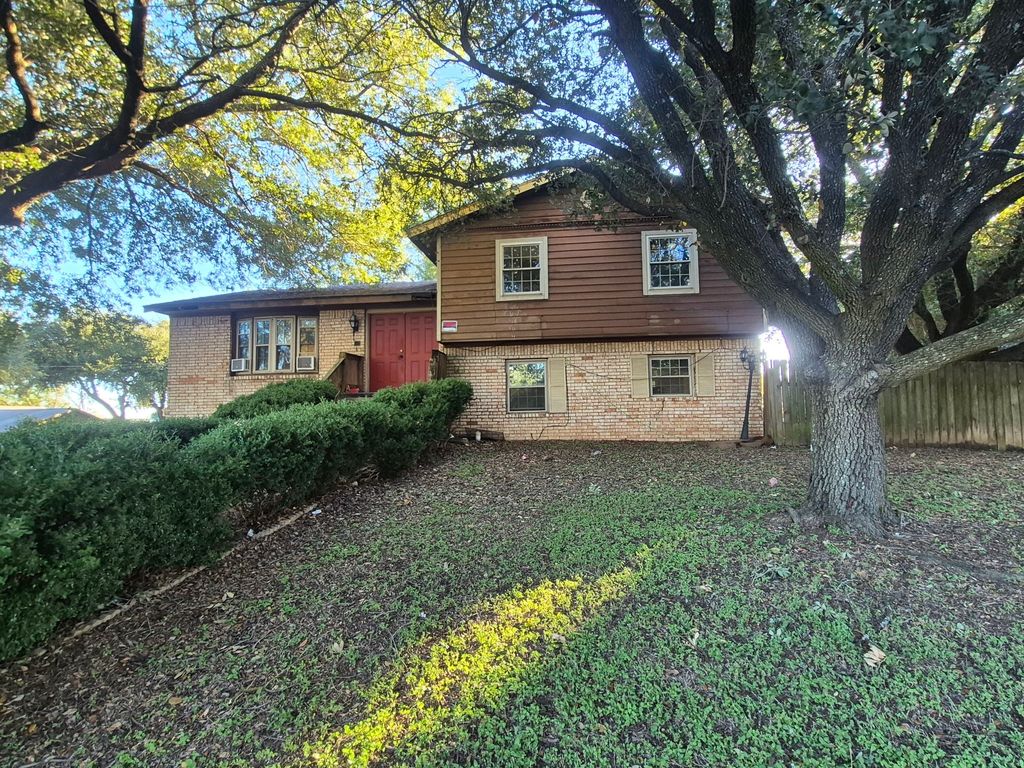 1302 N Bailey Street, Mexia, TX 76667