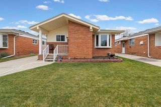 27605 Princeton Street, Saint Clair Shores, MI 48081