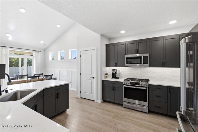 733 E Ripatti WAY, Hayden, ID 83835