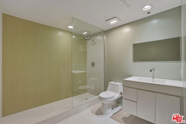 825 N Kings Road 1, West Hollywood, CA 90069