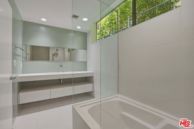 825 N Kings Road 1, West Hollywood, CA 90069