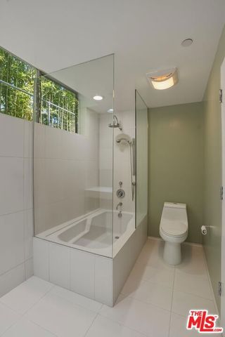 825 N Kings Road 1, West Hollywood, CA 90069