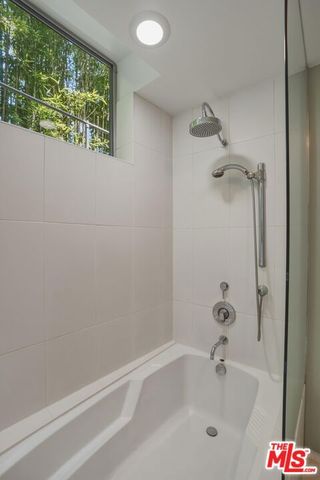 825 N Kings Road 1, West Hollywood, CA 90069