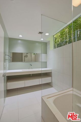 825 N Kings Road 1, West Hollywood, CA 90069