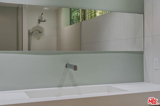 825 N Kings Road 1, West Hollywood, CA 90069