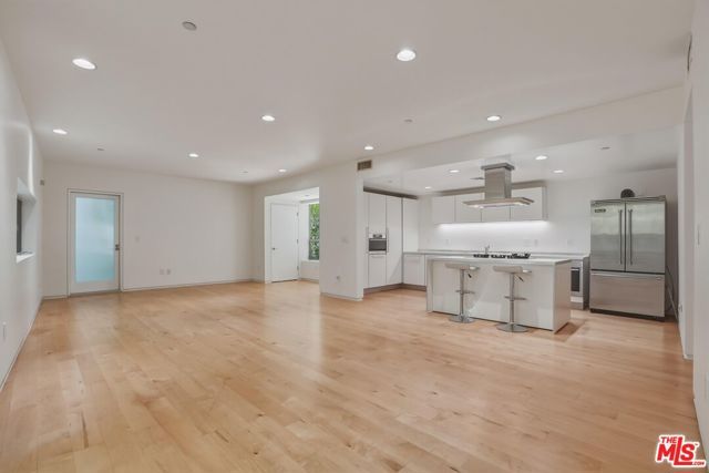 825 N Kings Road 1, West Hollywood, CA 90069