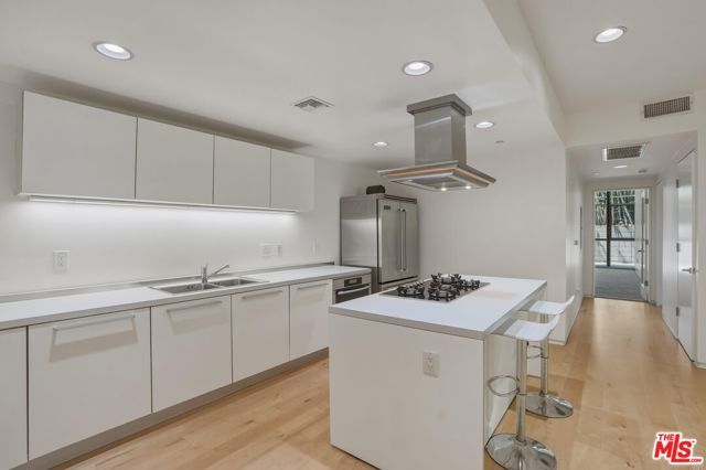 825 N Kings Road 1, West Hollywood, CA 90069