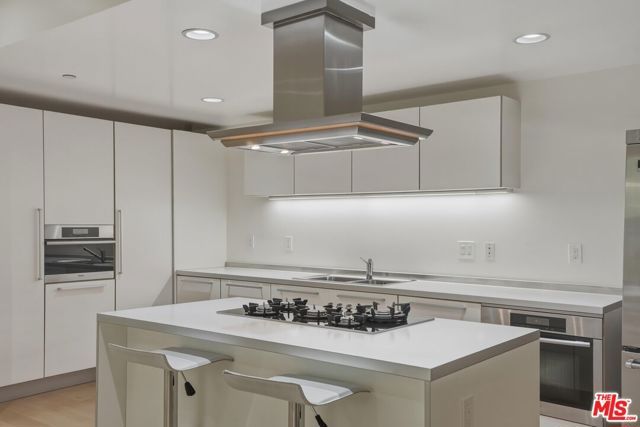 825 N Kings Road 1, West Hollywood, CA 90069