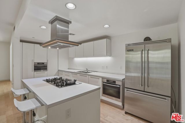 825 N Kings Road 1, West Hollywood, CA 90069
