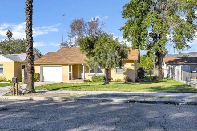 1124 E Campus Way, Hemet, CA 92543