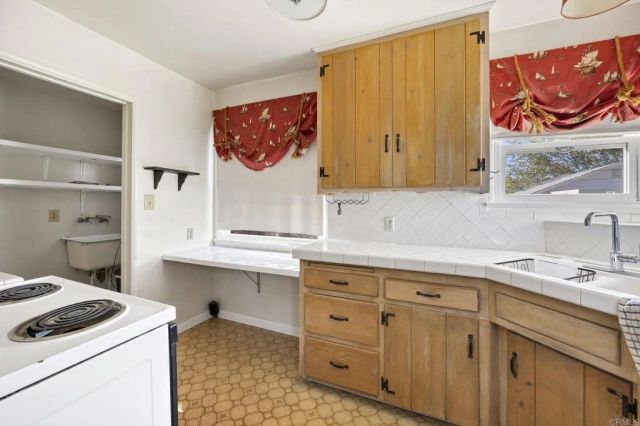 1124 E Campus Way, Hemet, CA 92543