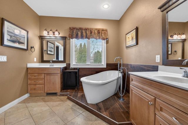 609 Meadowbrook Lane, Waunakee, WI 53597