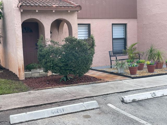 28 Madrid Lane, Davie, FL 33324