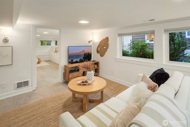 2612 1st Avenue N, Seattle, WA 98109